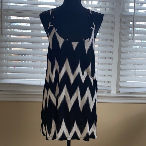 H&M Tops - Black & White Chevron Criss Cross Tank Top